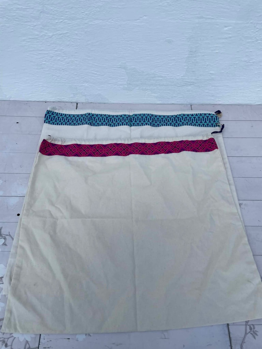 Tory Burch Cream Drawstring dust Bag with Pink & Blue Trim - Picture 2 of 4
